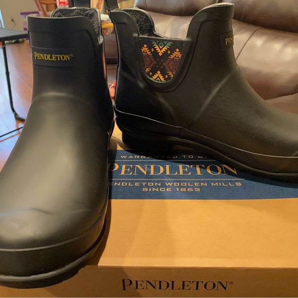 NIB “Pendleton” Sz 9 lined with inserts  ankle Wellington (puddle) rubber boots - Picture 2 of 3